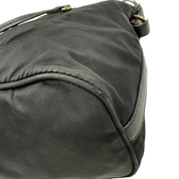 Prada Schultertasche aus Nylon schwarz – Ecken im Detail