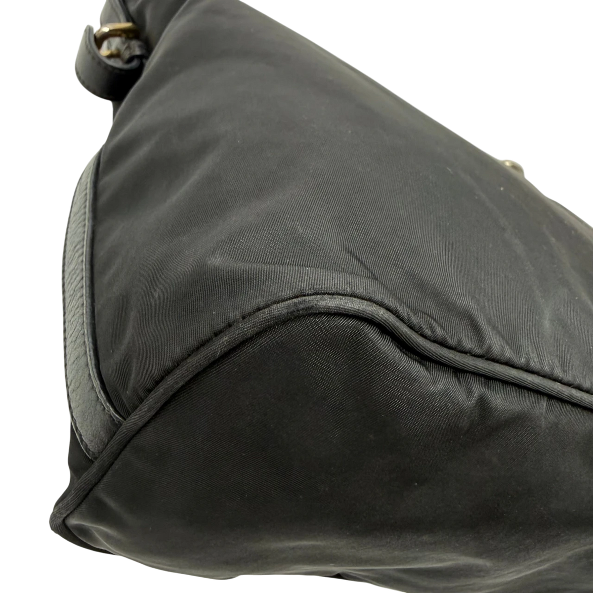 Prada Schultertasche aus Nylon schwarz – Ecken im Detail