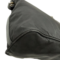 Prada Schultertasche aus Nylon schwarz – Ecken im Detail