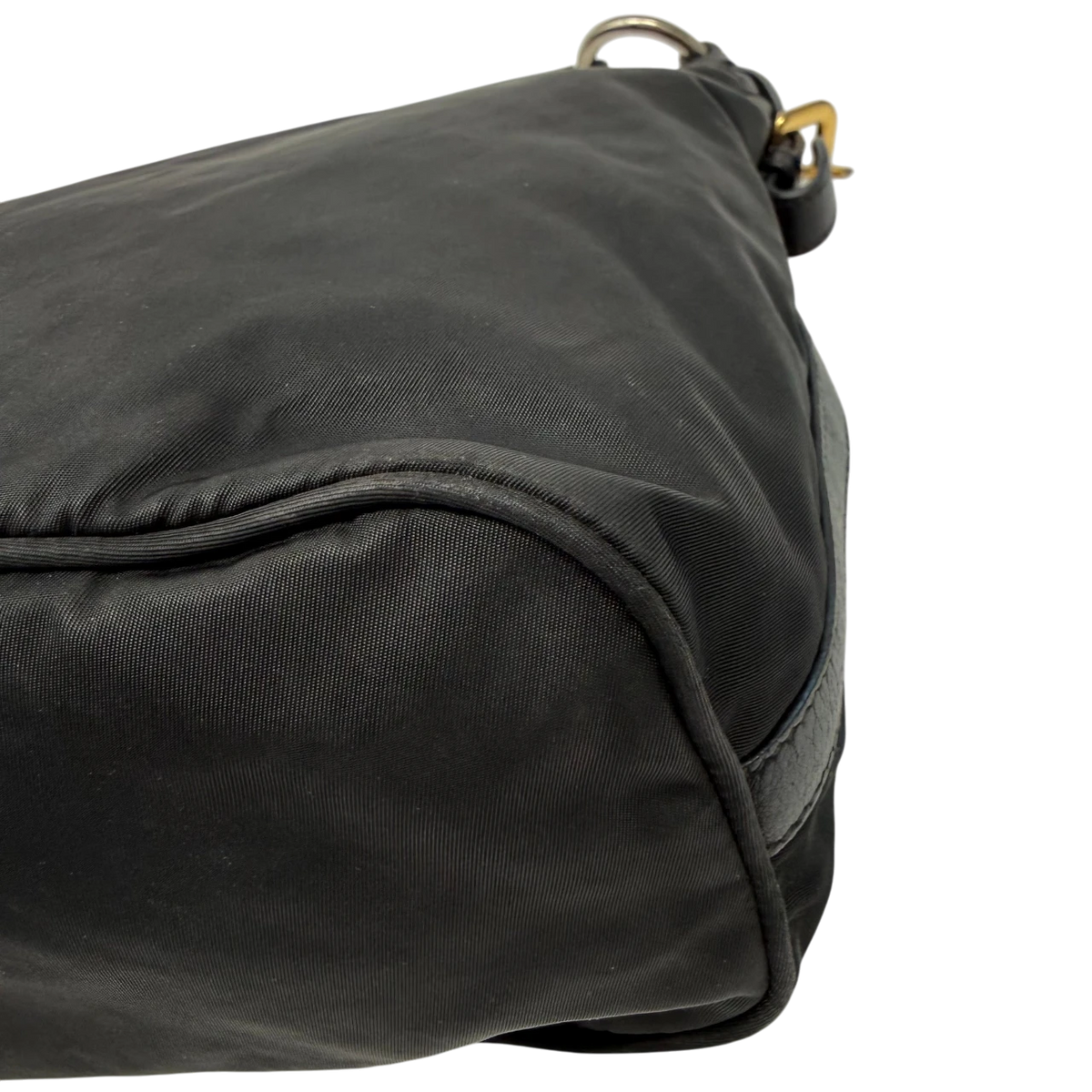 Prada Schultertasche aus Nylon schwarz – Beschläge im Detail