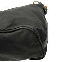 Prada Schultertasche aus Nylon schwarz – Beschläge im Detail