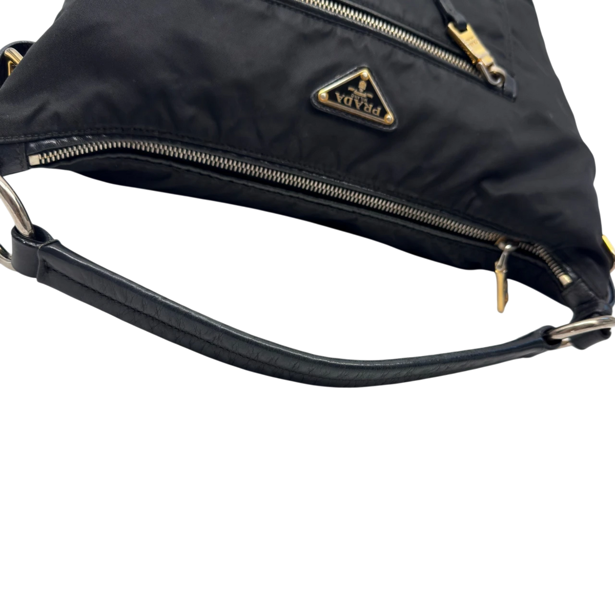 Prada Schultertasche aus Nylon schwarz – Logo im Detail