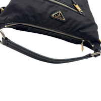 Prada Schultertasche aus Nylon schwarz – Logo im Detail