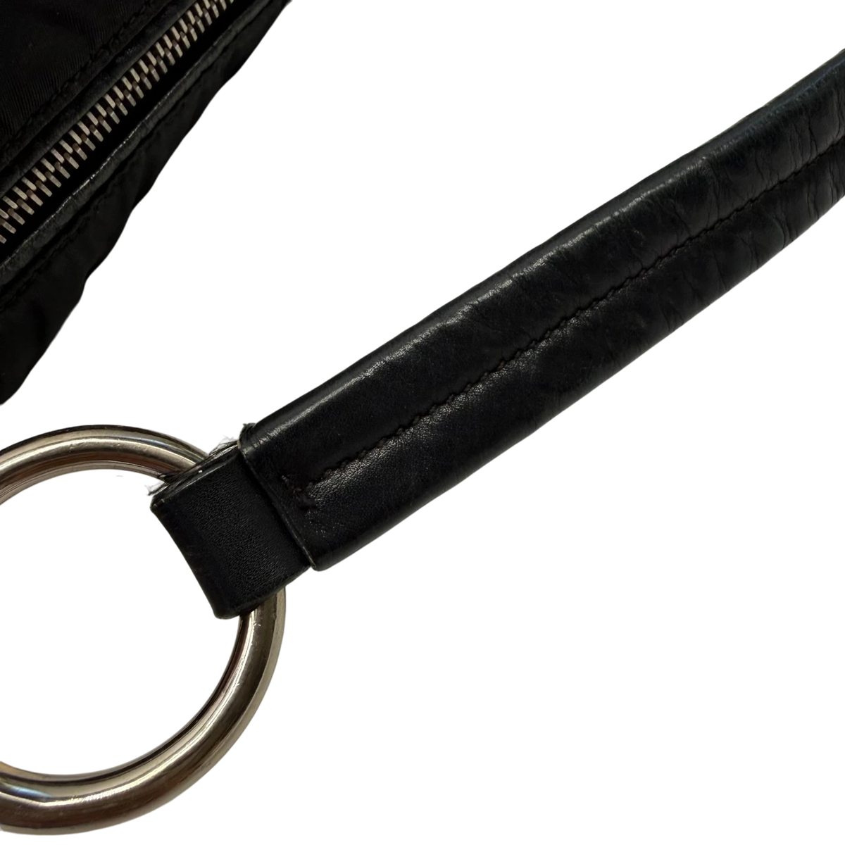 Prada Schultertasche aus Nylon schwarz – Beschläge im Detail