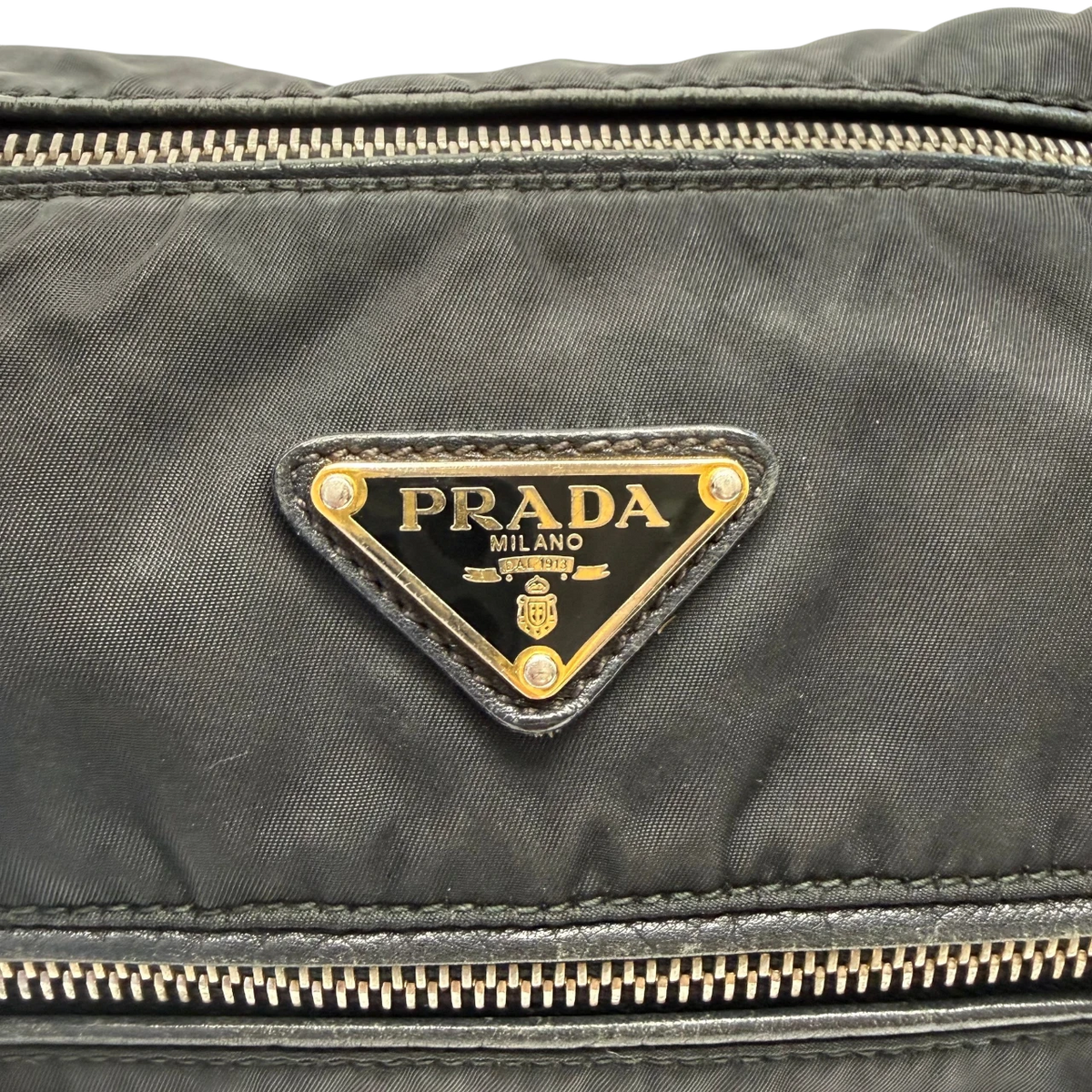 Prada Schultertasche aus Nylon schwarz – Prägung im Detail
