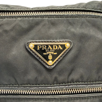 Prada Schultertasche aus Nylon schwarz – Prägung im Detail