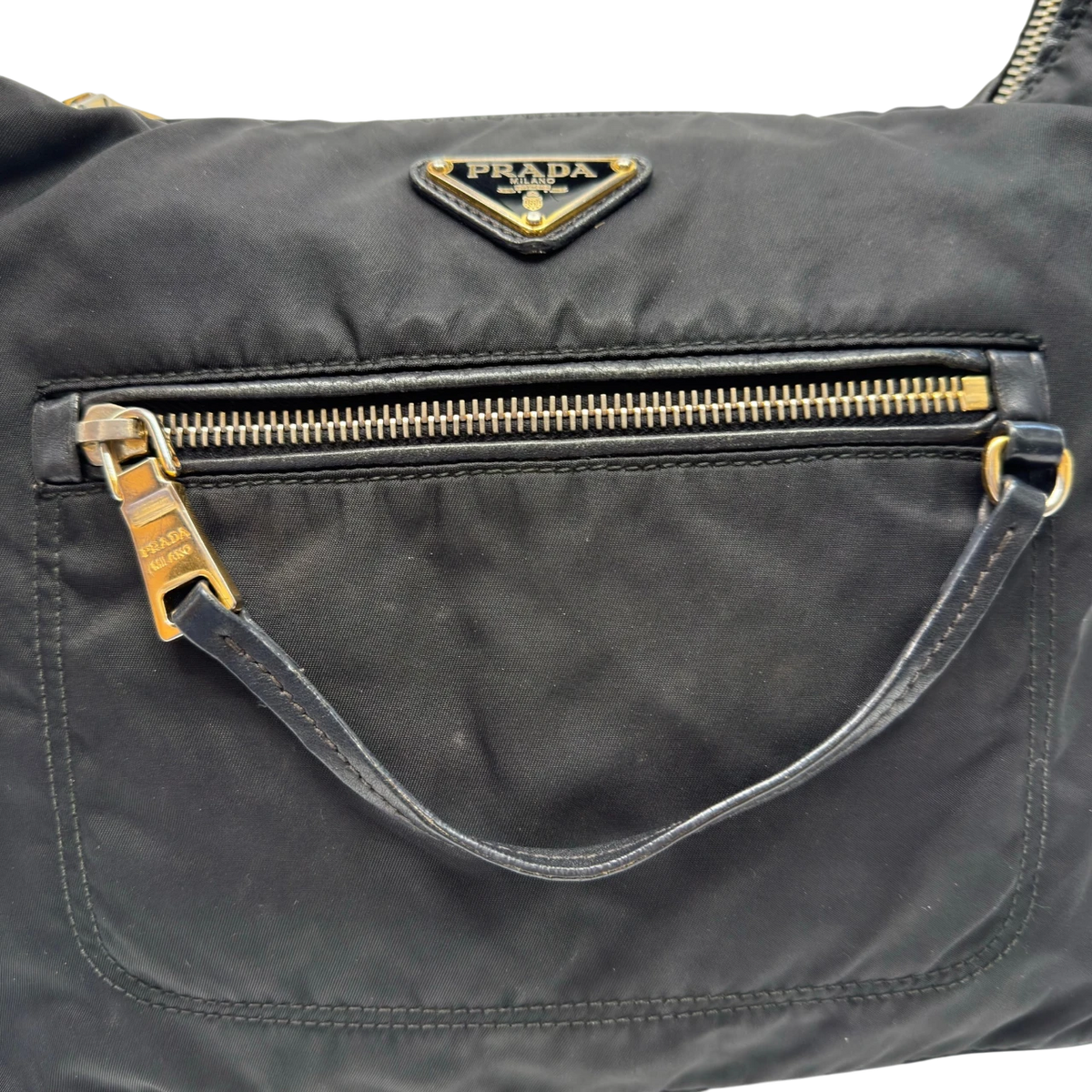 Prada Schultertasche aus Nylon schwarz – Logo im Detail