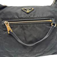 Prada Schultertasche aus Nylon schwarz – Logo im Detail