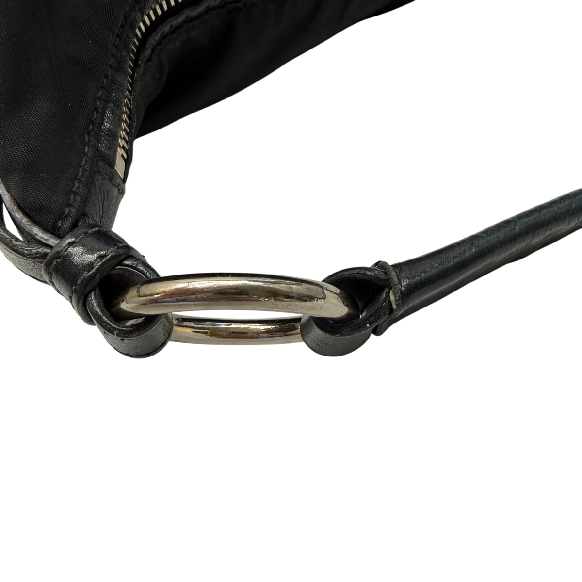 Prada Schultertasche aus Nylon schwarz – Beschläge im Detail
