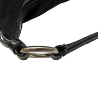 Prada Schultertasche aus Nylon schwarz – Beschläge im Detail