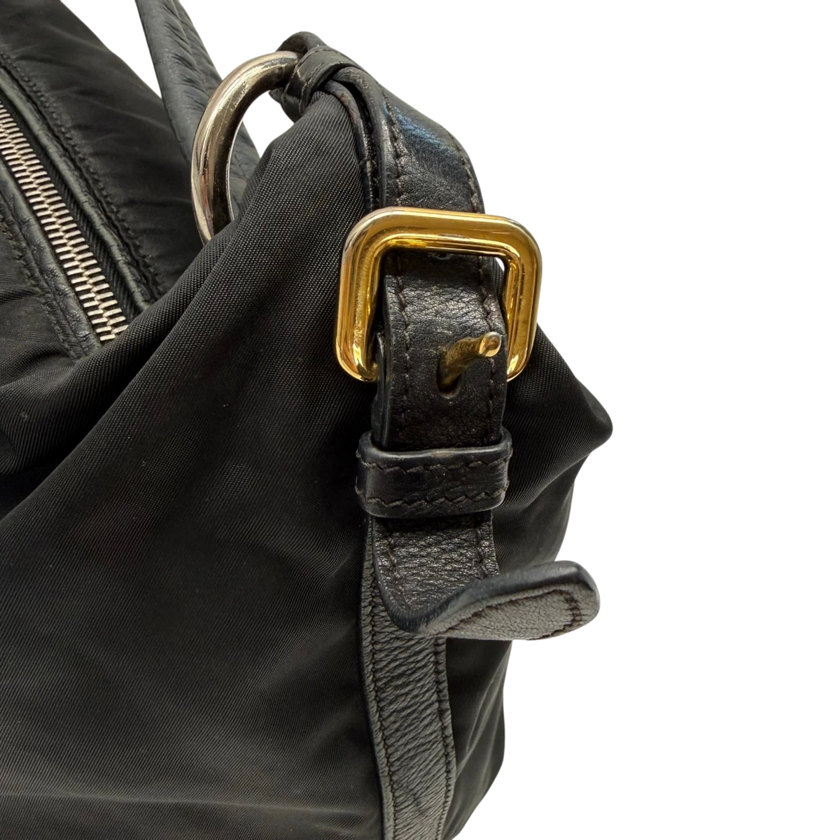 Prada Schultertasche aus Nylon schwarz – Beschläge im Detail