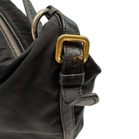 Prada Schultertasche aus Nylon schwarz – Beschläge im Detail