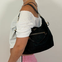 Prada Schultertasche aus Nylon schwarz – getragen am Model