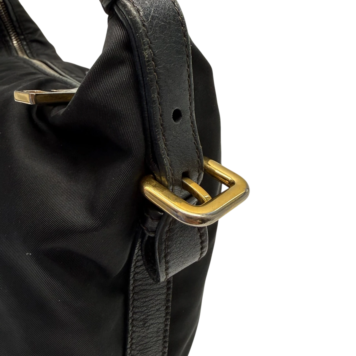Prada Schultertasche aus Nylon schwarz – Beschläge im Detail