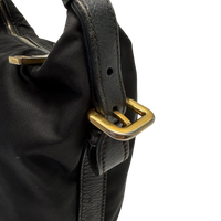 Prada Schultertasche aus Nylon schwarz – Beschläge im Detail