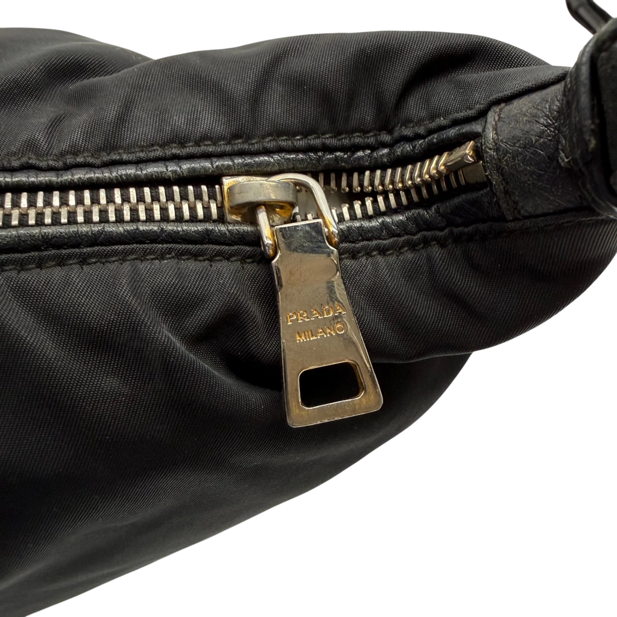 Prada Schultertasche aus Nylon schwarz – Prägung im Detail