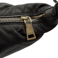 Prada Schultertasche aus Nylon schwarz – Prägung im Detail