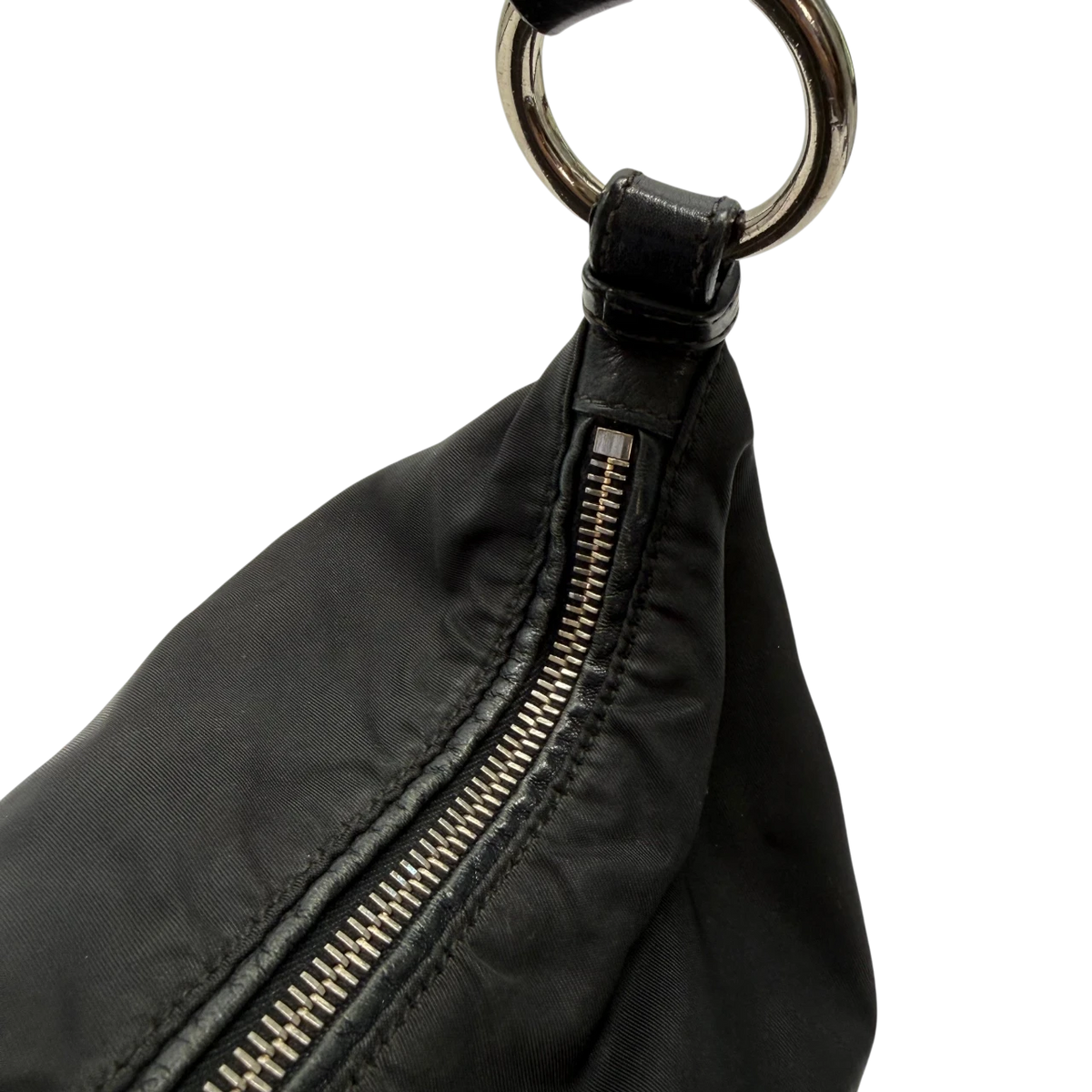 Prada Schultertasche aus Nylon schwarz – Beschläge im Detail