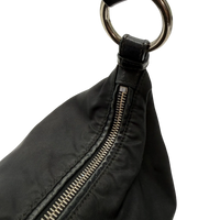 Prada Schultertasche aus Nylon schwarz – Beschläge im Detail