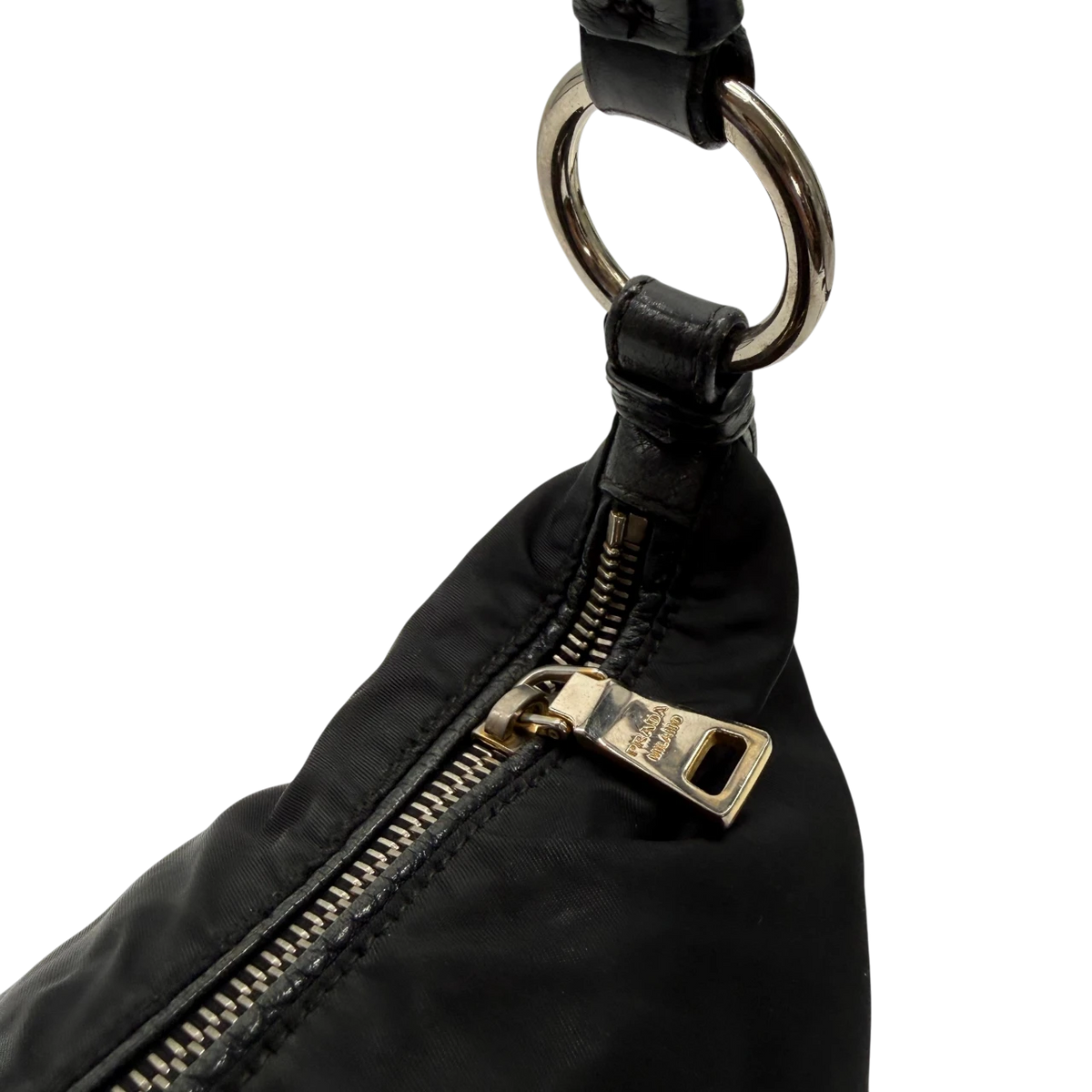 Prada Schultertasche aus Nylon schwarz – Beschläge im Detail