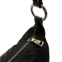 Prada Schultertasche aus Nylon schwarz – Beschläge im Detail