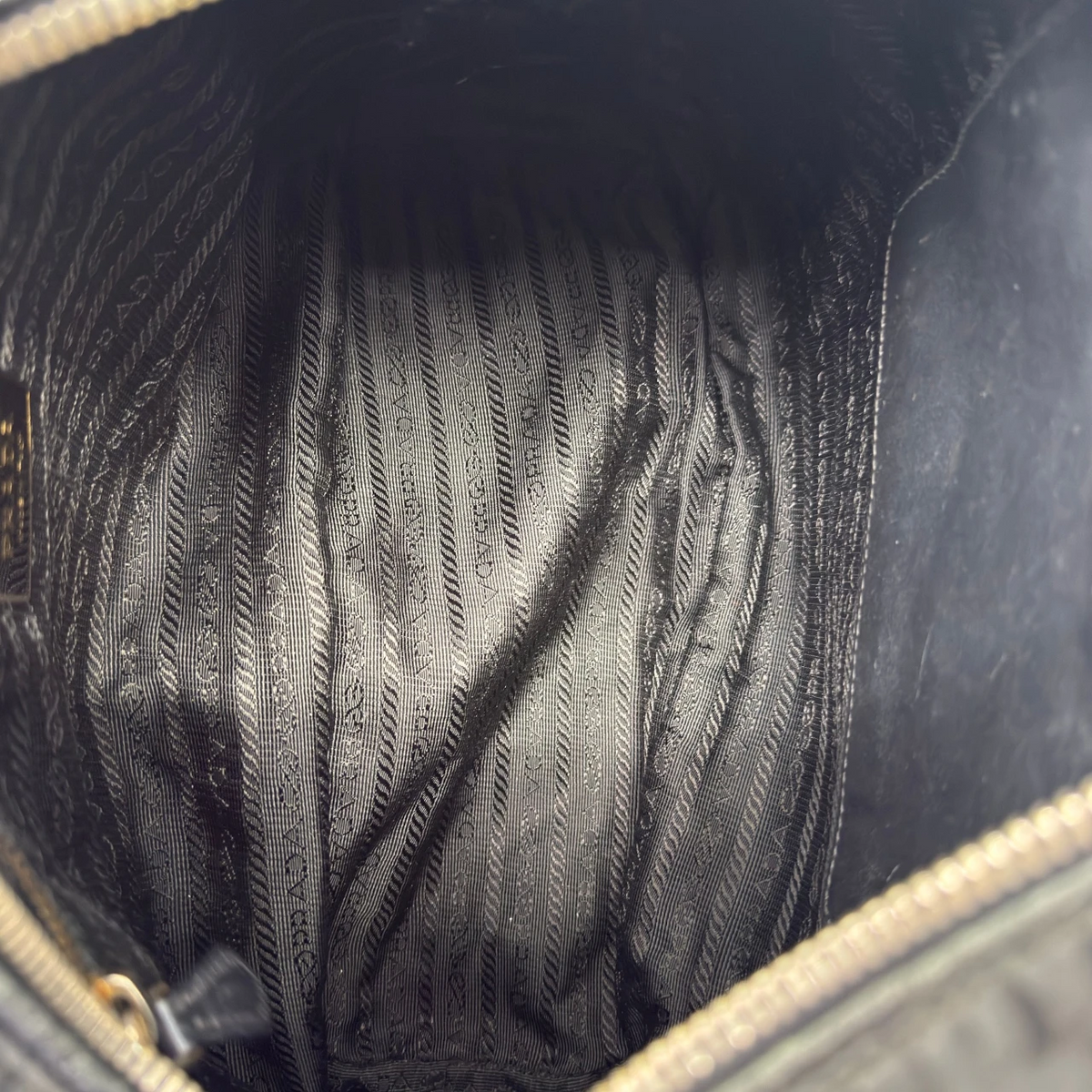 Prada Schultertasche aus Nylon schwarz – Innenansicht