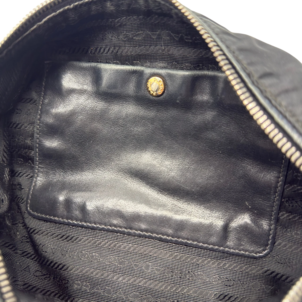 Prada Schultertasche aus Nylon schwarz – Innentasche