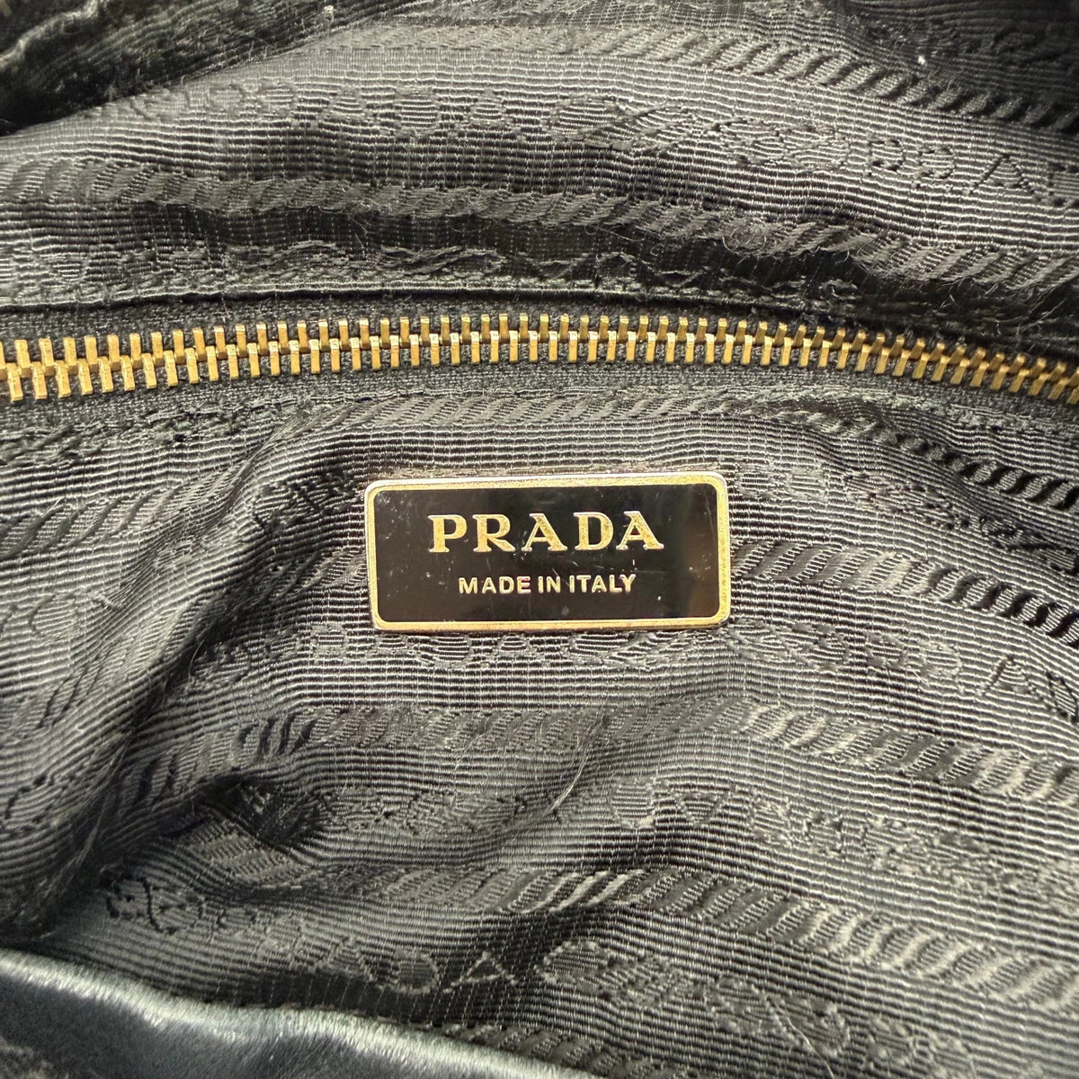Prada Schultertasche aus Nylon schwarz – Innenetikett im Detail
