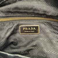 Prada Schultertasche aus Nylon schwarz – Innenetikett im Detail