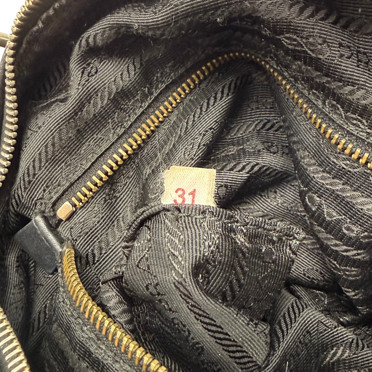 Prada Schultertasche aus Nylon schwarz – Detailansicht
