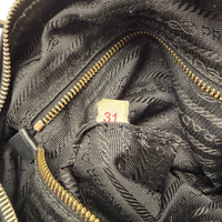 Prada Schultertasche aus Nylon schwarz – Detailansicht