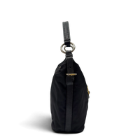 Prada Schultertasche aus Nylon schwarz – Seitenansicht