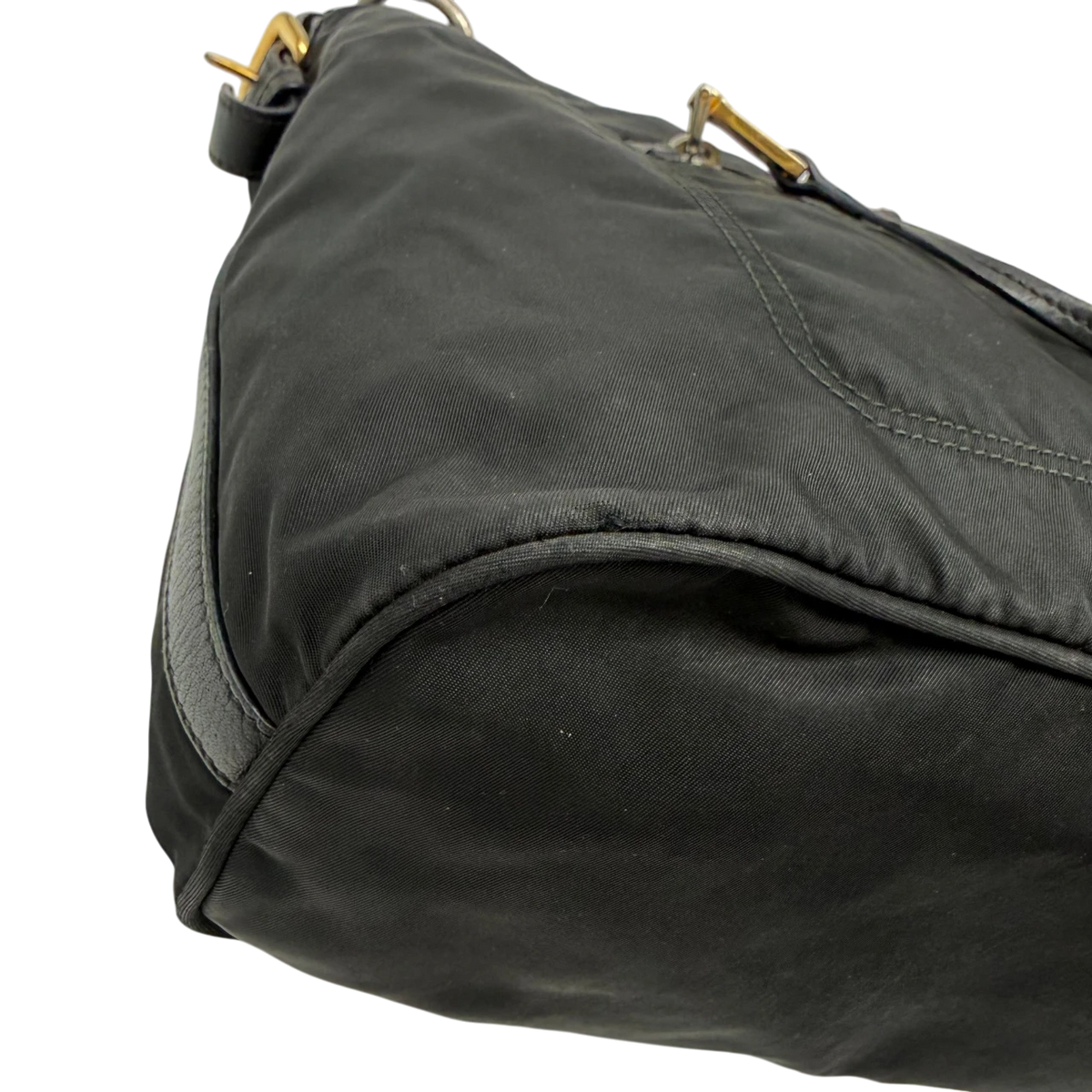 Prada Schultertasche aus Nylon schwarz – Ecken im Detail