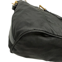 Prada Schultertasche aus Nylon schwarz – Ecken im Detail