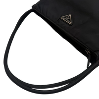 Prada Shopper aus Nylon schwarz – Logo im Detail