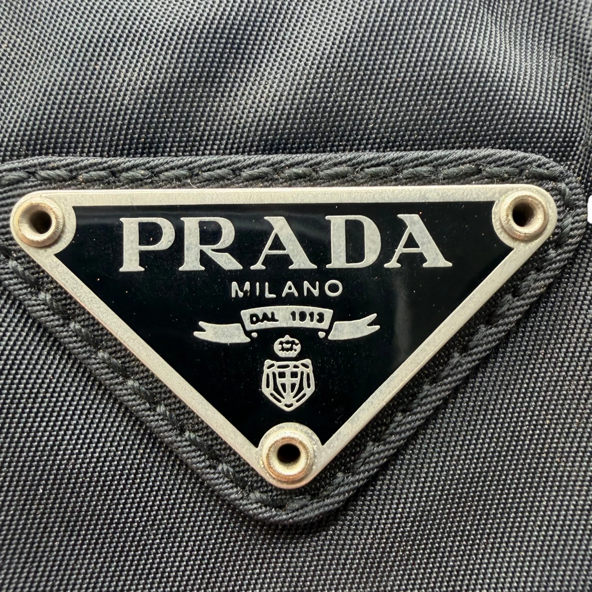 Prada Shopper aus Nylon schwarz – Prägung im Detail