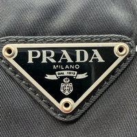 Prada Shopper aus Nylon schwarz – Prägung im Detail