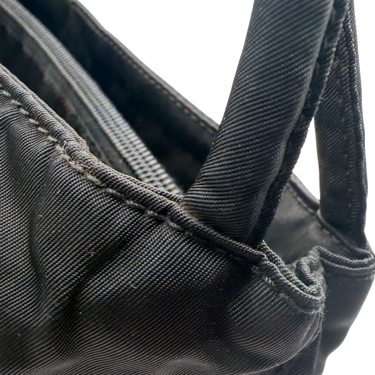 Prada Shopper aus Nylon schwarz – Schulterriemen im Detail