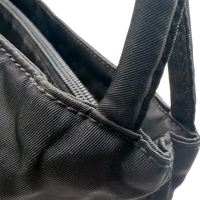 Prada Shopper aus Nylon schwarz – Schulterriemen im Detail