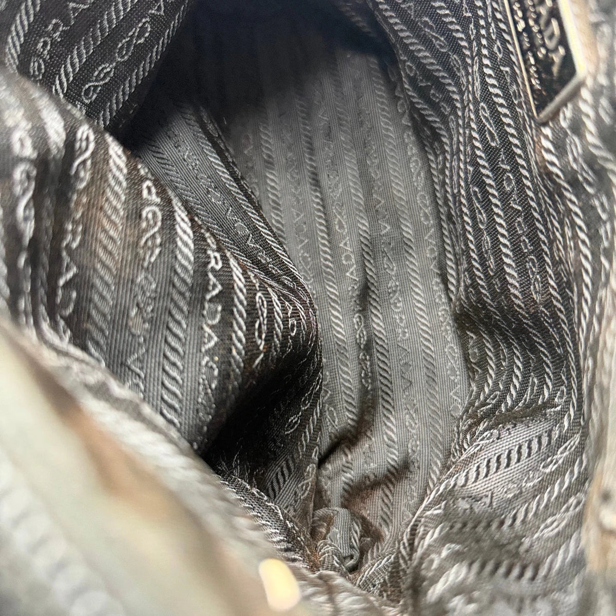 Prada Shopper aus Nylon schwarz – Innenansicht