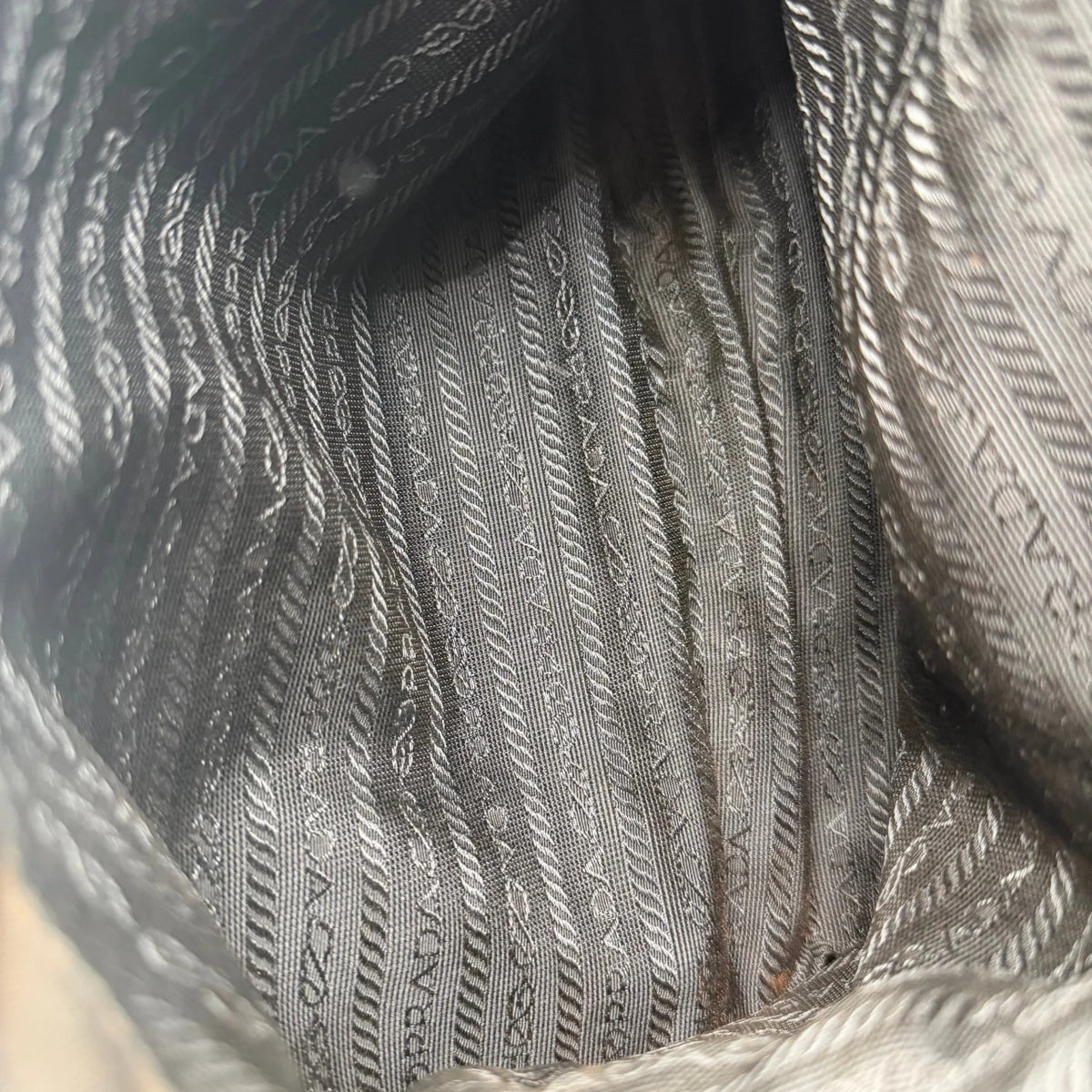 Prada Shopper aus Nylon schwarz – Innenansicht