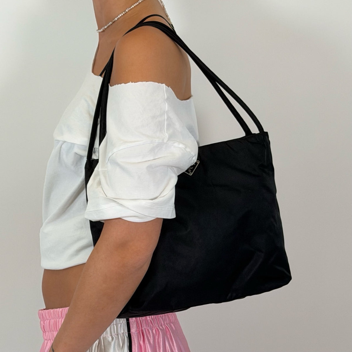 Prada Shopper aus Nylon schwarz – getragen am Model