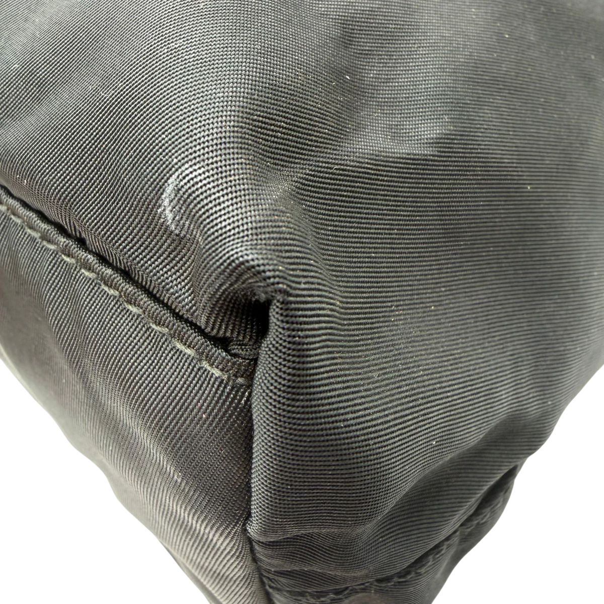 Prada Shopper aus Nylon schwarz – Gebrauchsspuren: Fleck am Stoff