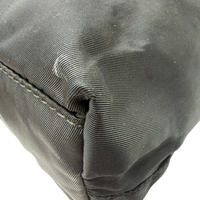 Prada Shopper aus Nylon schwarz – Gebrauchsspuren: Fleck am Stoff