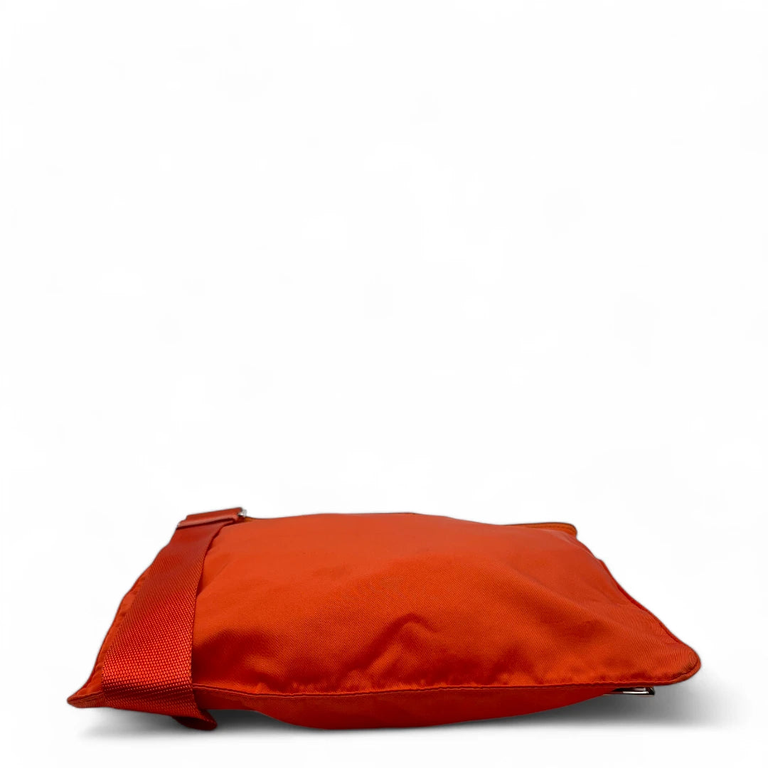 Prada Umhängetasche mit silbernen Zipper aus Nylon orange
