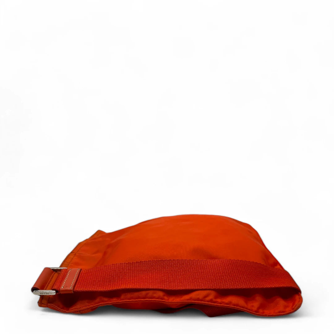 Prada Umhängetasche mit silbernen Zipper aus Nylon orange