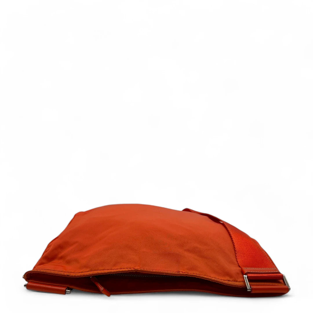 Prada Umhängetasche mit silbernen Zipper aus Nylon orange