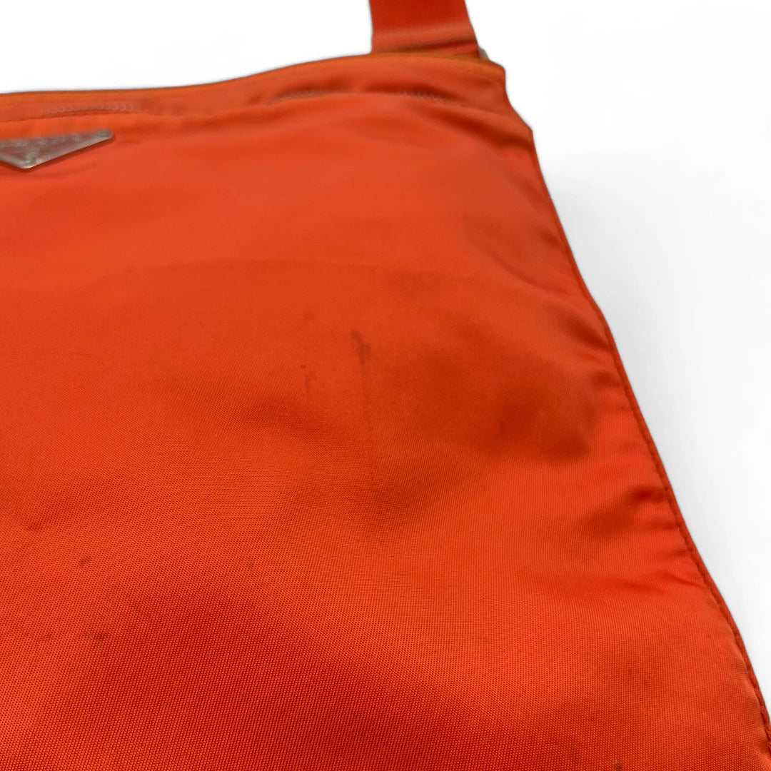 Prada Umhängetasche mit silbernen Zipper aus Nylon orange