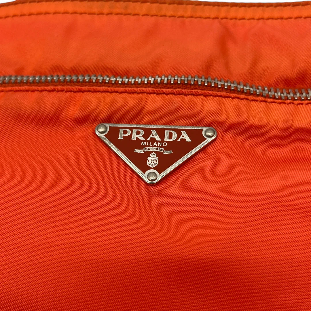Prada Umhängetasche mit silbernen Zipper aus Nylon orange