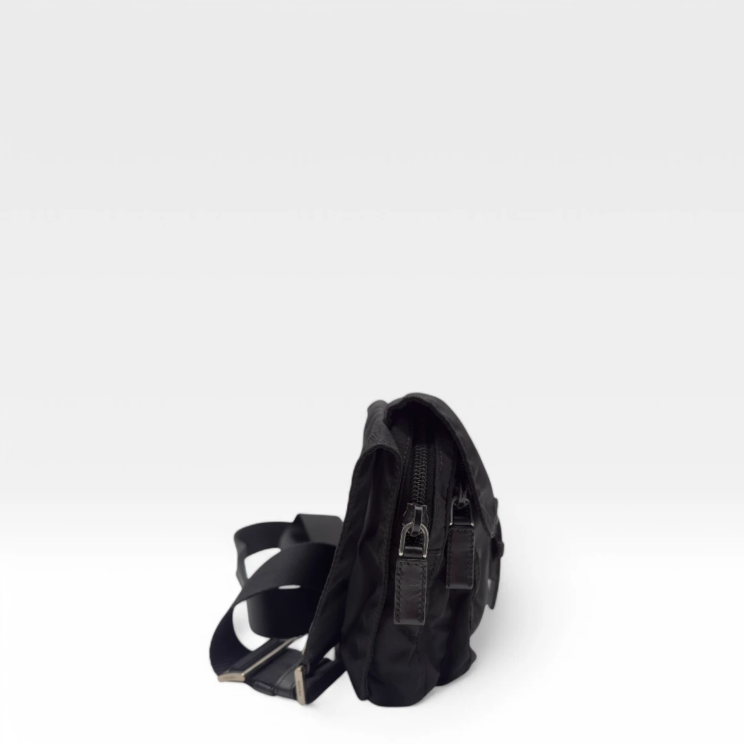 Prada Umhängetasche mit Magnetschalle schwarz